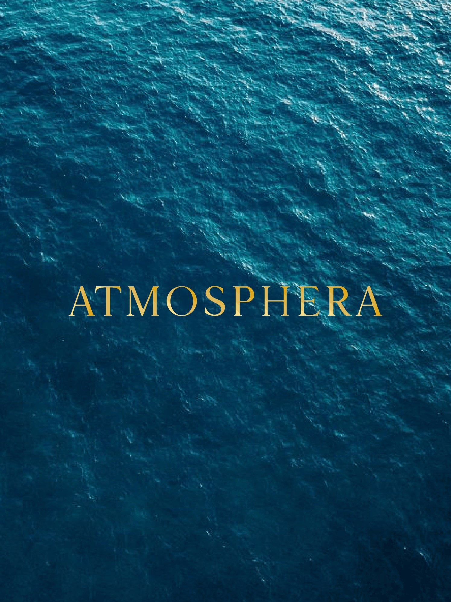 Logotipo de Atmosphera en dorado sobre el mar