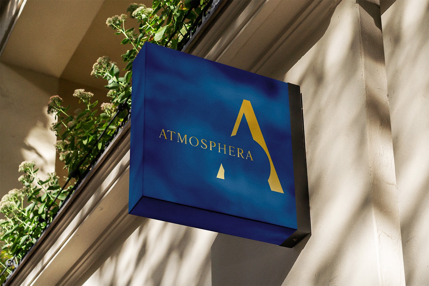 Placa exterior de Atmosphera entre la vegetación