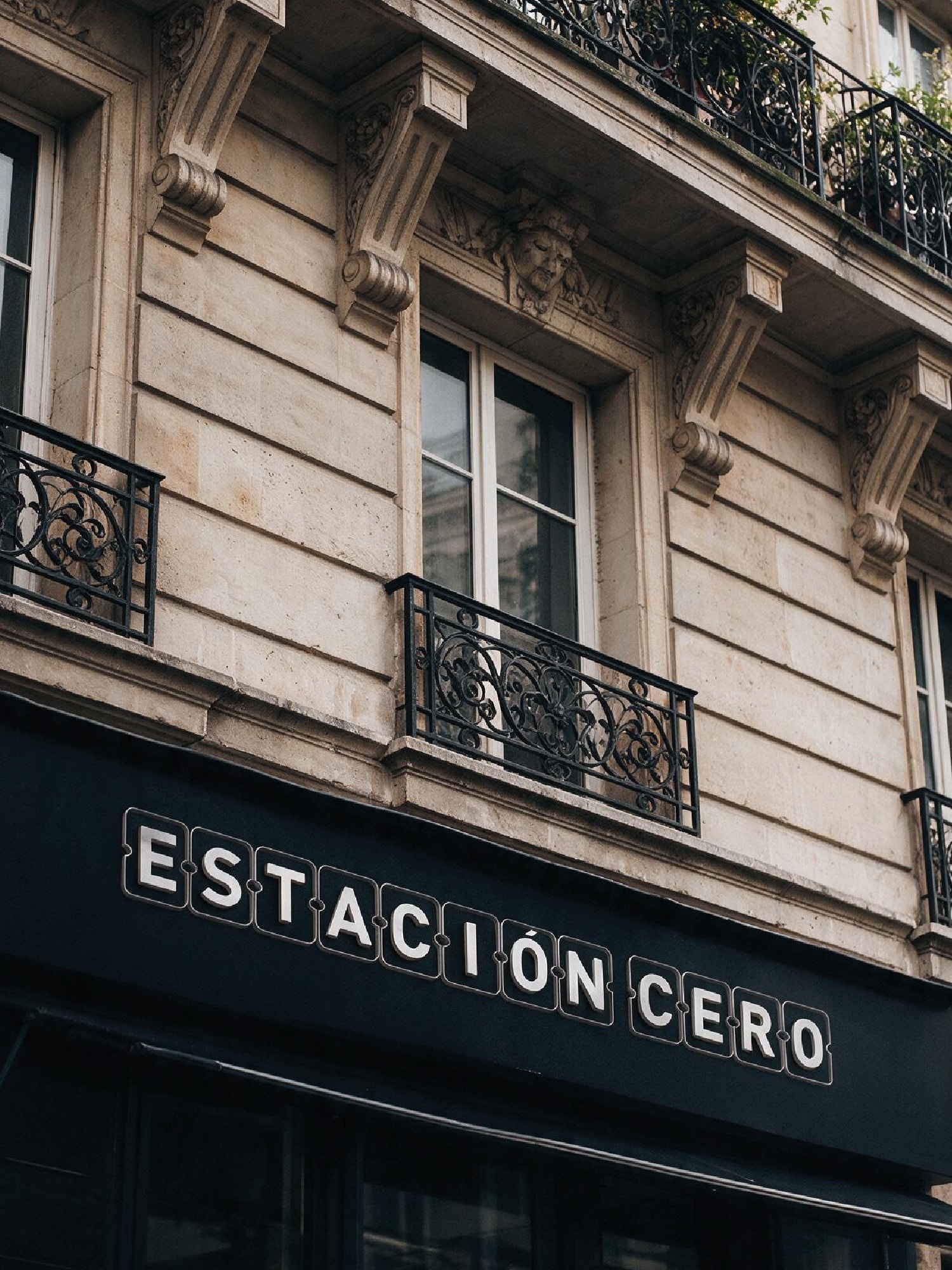 Rótulo de Estación Cero en la fachada