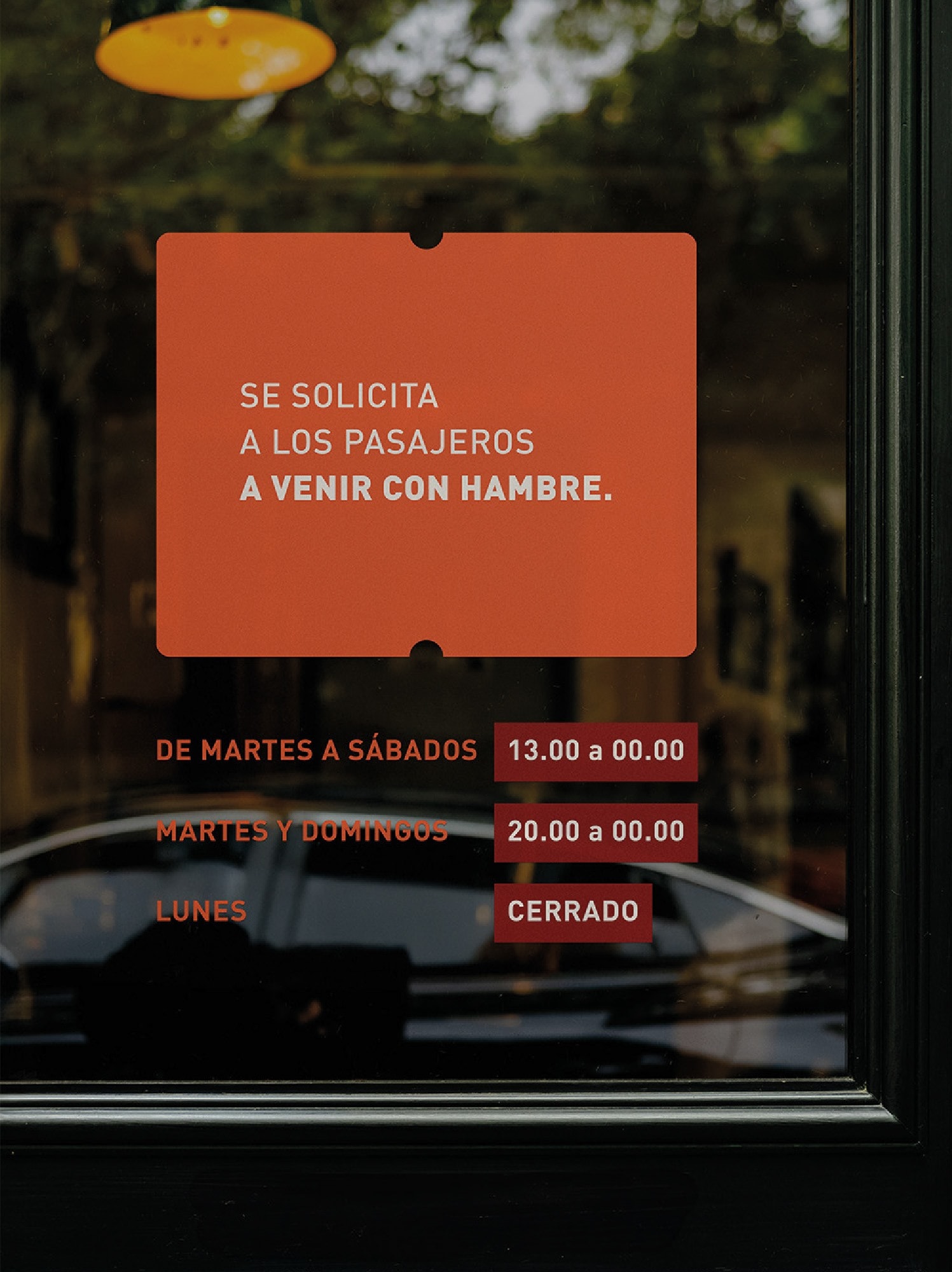 Cartel en la puerta: se solicita a los pasajeros venir con hambre