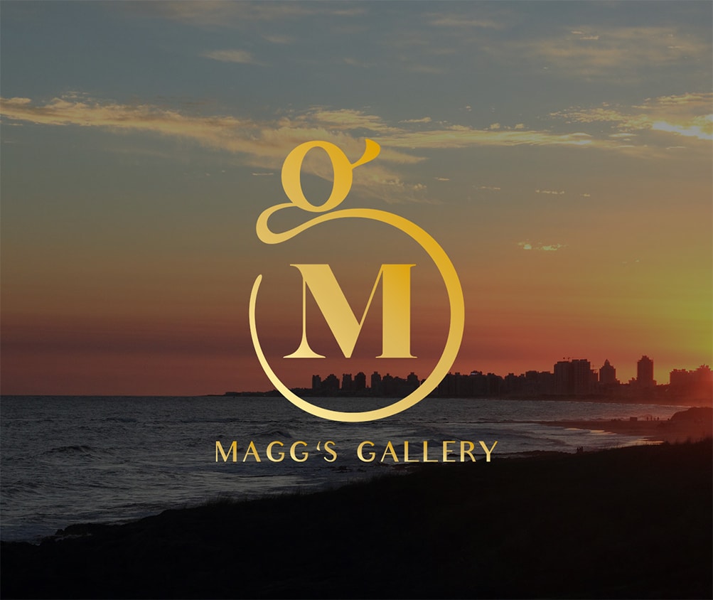 Monograma de Magg's Gallery en dorado sobre un atardecer de Punta del Este
