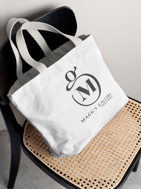 Tote bag con la versión en negro del logotipo