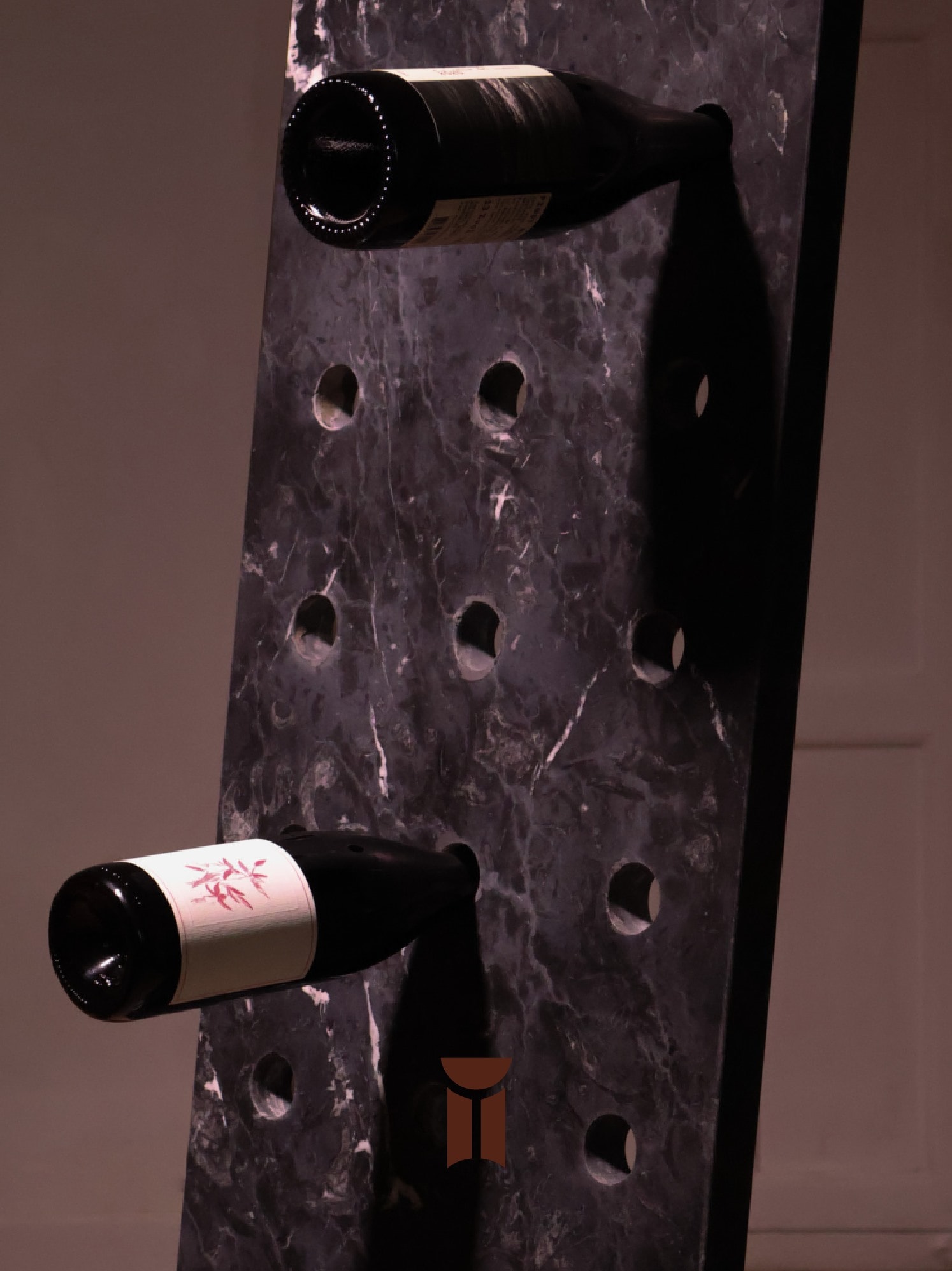 Botellero Shibui de mármol negro con botellas de vino