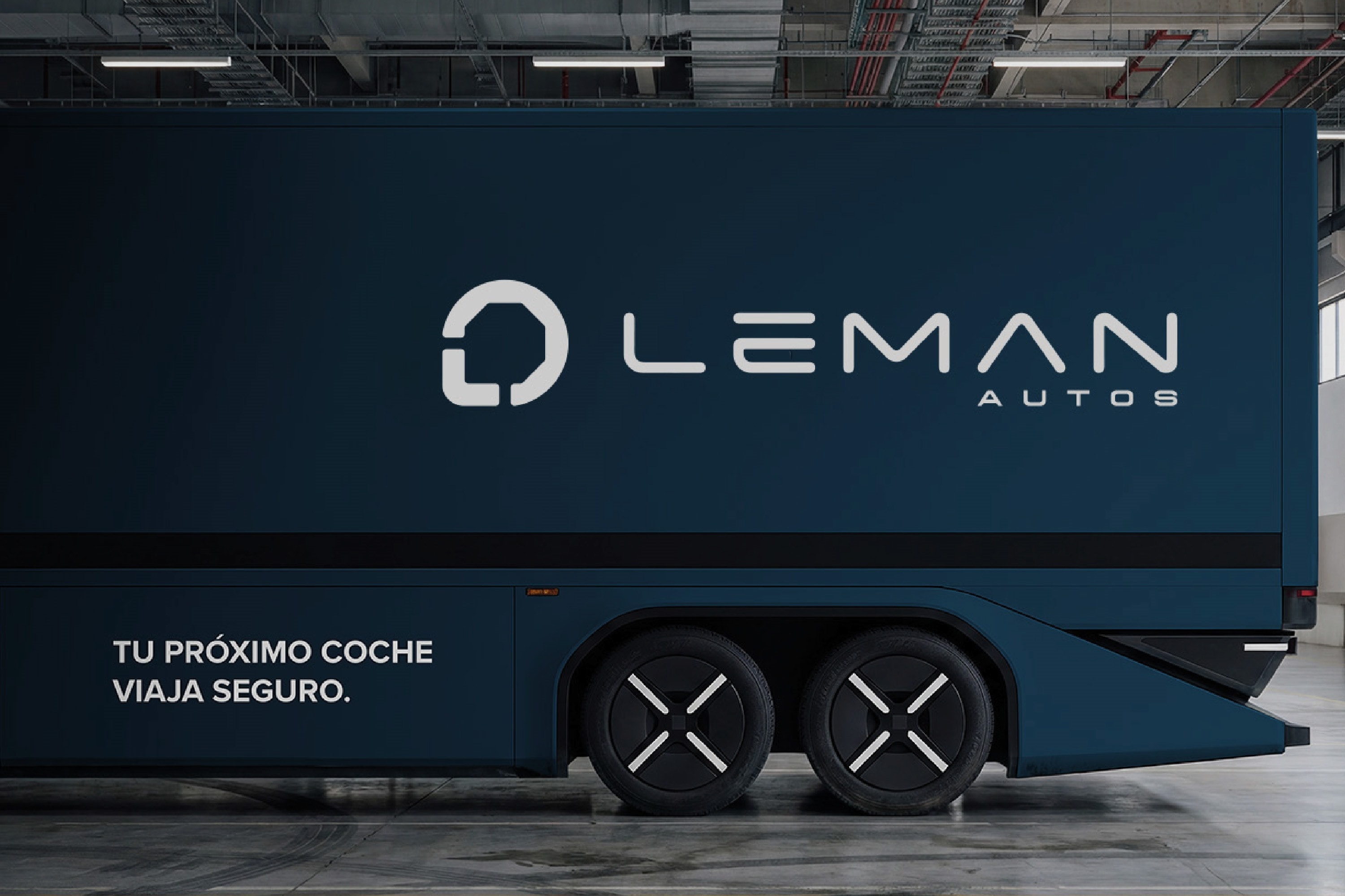 Camión de transporte rotulado: tu próximo coche viaja seguro