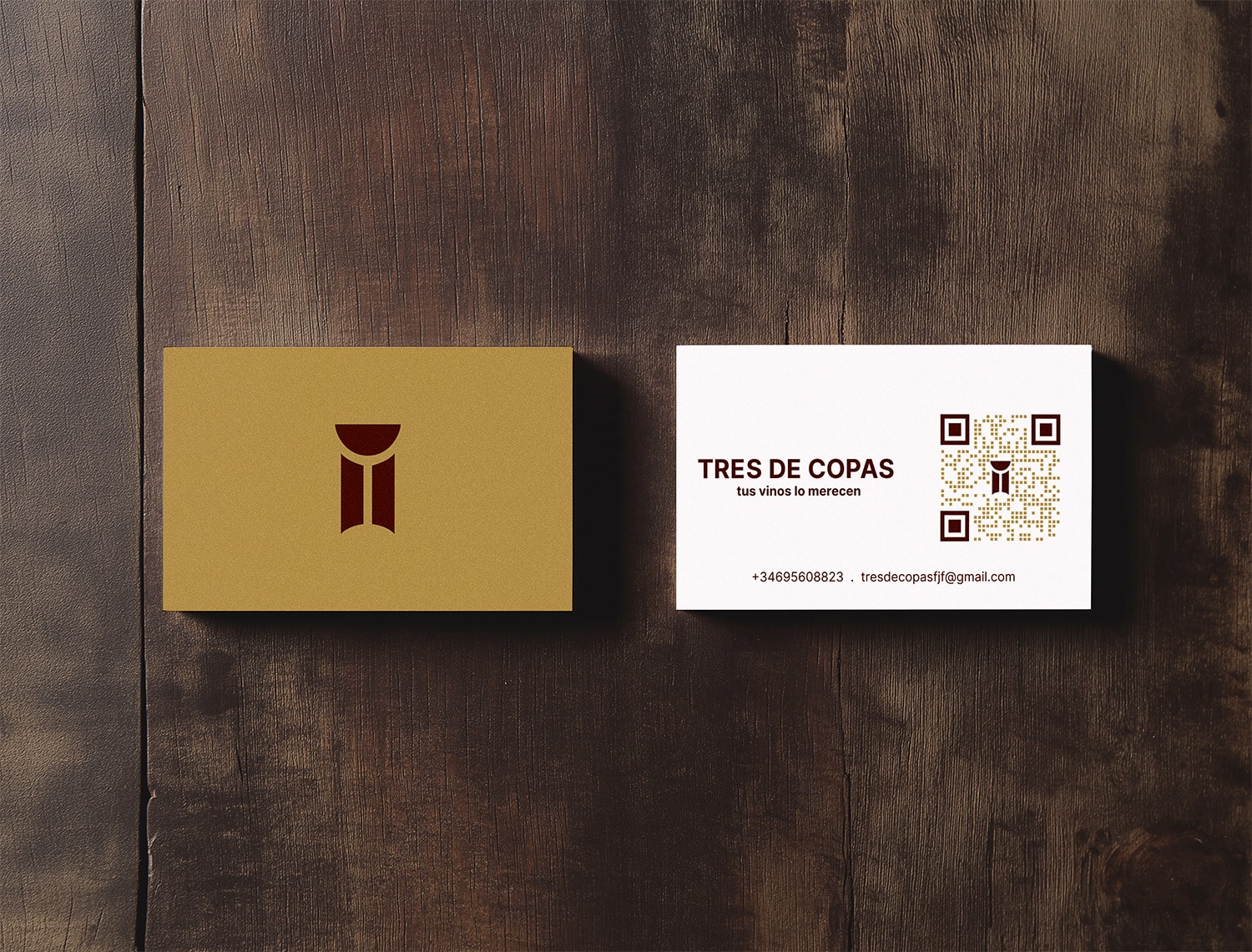Las tarjetas de la marca sobre madera oscura