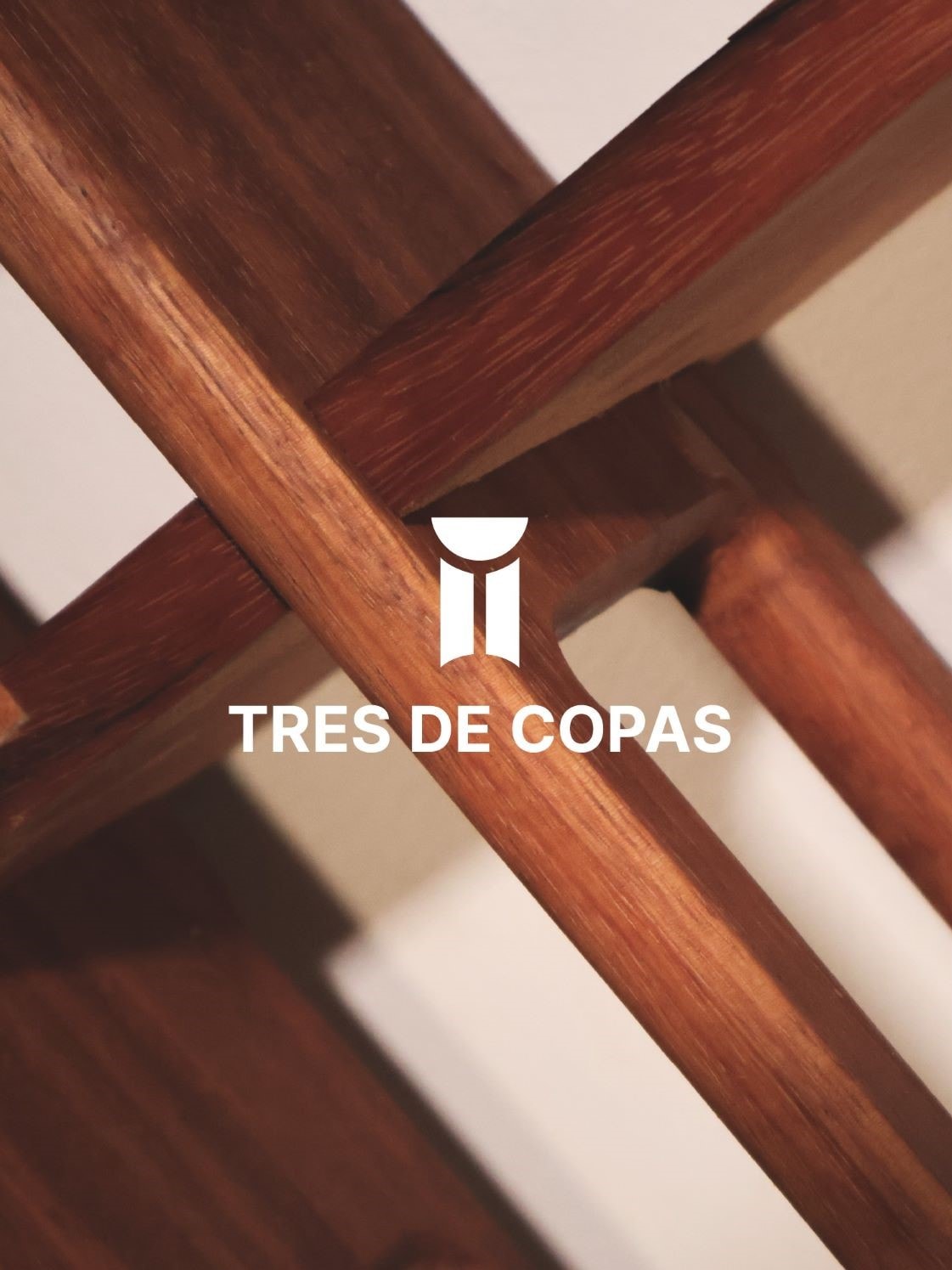 El logotipo sobre la estructura de madera del producto