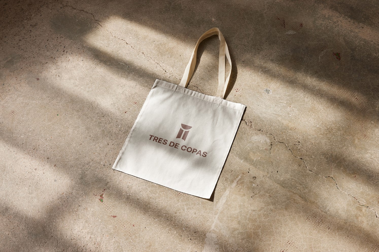 Tote bag con el isotipo de la marca