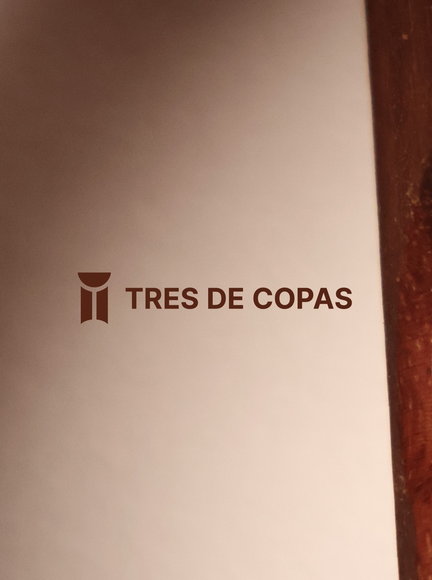 El logotipo sobre la pared en luz cálida
